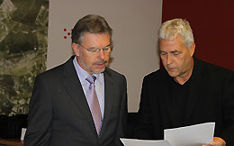 Foto: Paul Streng  (stellvertr. Landrat Landkreis Kitzingen) und Thomas Langhojer (Ltr. IT Landratsamt Kitzingen) im Gespräch